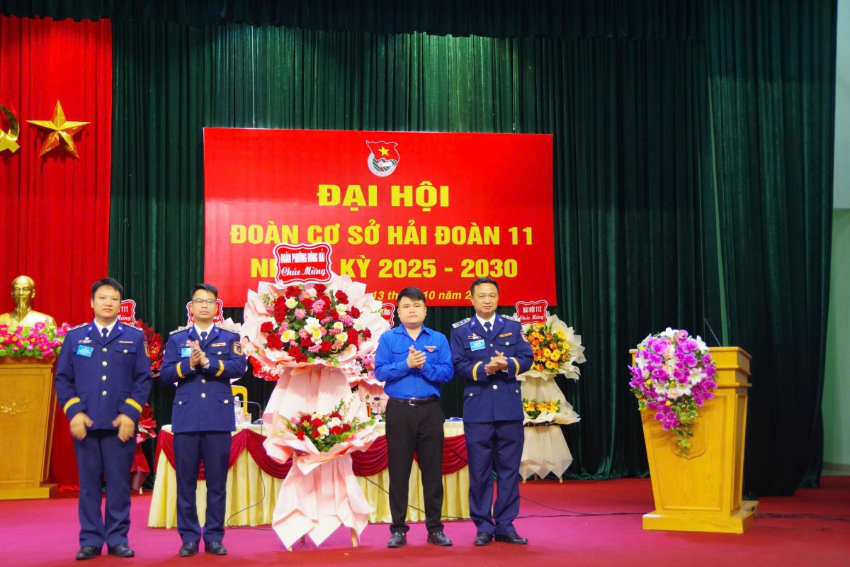 Đại biểu Đoàn phường Đông Hải tặng hoa chúc mừng Đại hội