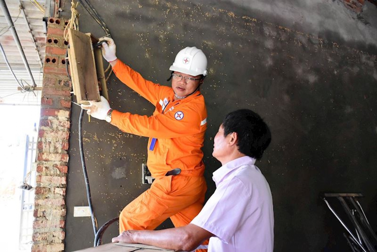 Công nhân EVHANOI kiểm tra thiết bị điện tại nhà các hộ gia đình được ngập tràn