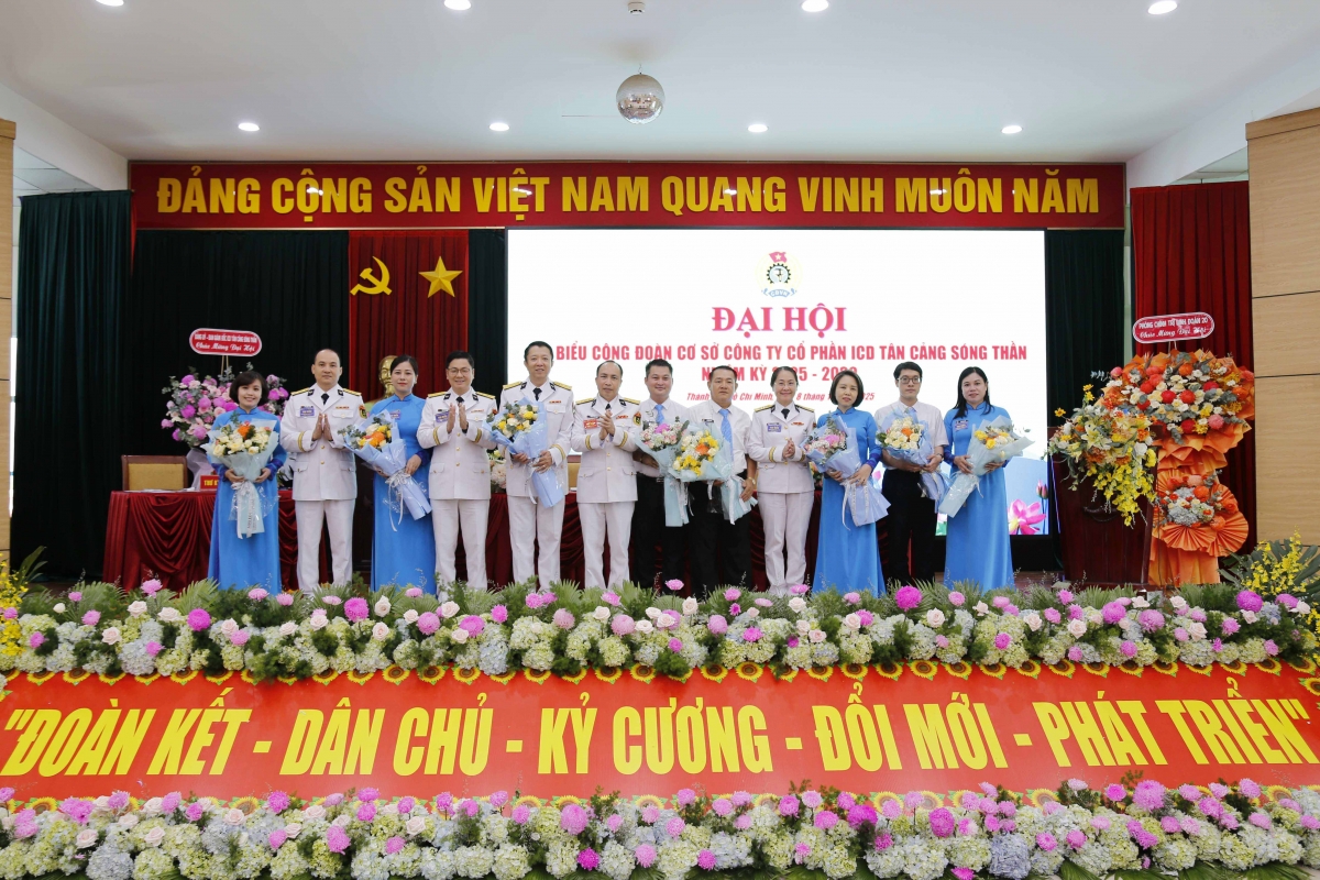 Thủ trưởng Phòng Chính trị Binh đoàn 20 và lãnh đạo Công ty CP ICD Tân Cảng Sóng Thần chúc mừng Ban chấp hành nhiệm kỳ mới