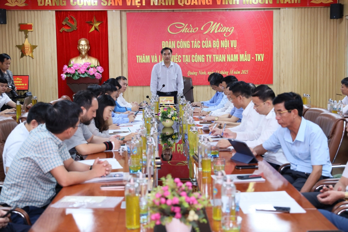 Cục trưởng Cục Việc làm Vũ Trọng Bình phát biểu tại buổi làm việc với Công ty Than Nam Mẫu