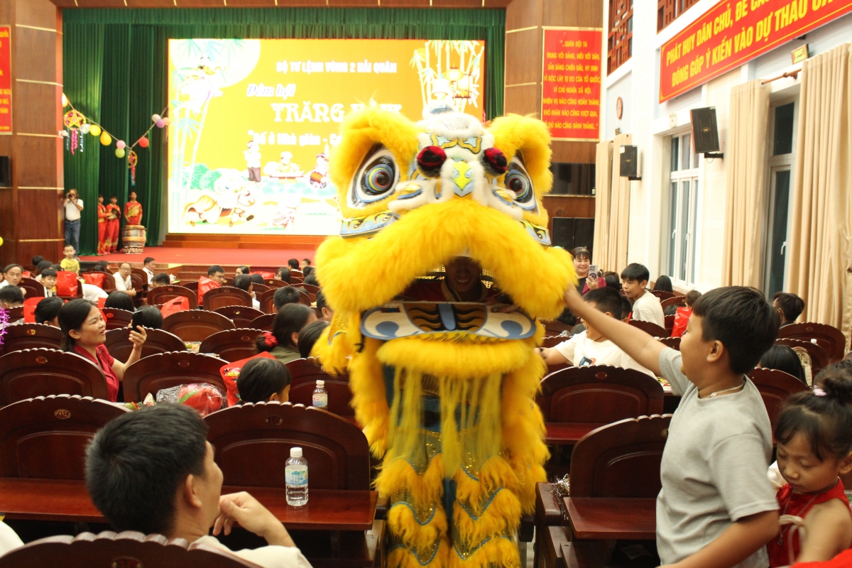 Tiết mục múa lân và rước đèm ông sao.