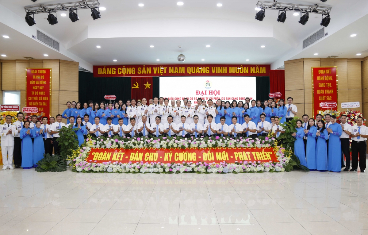 Các đại biểu chụp hình lưu niệm