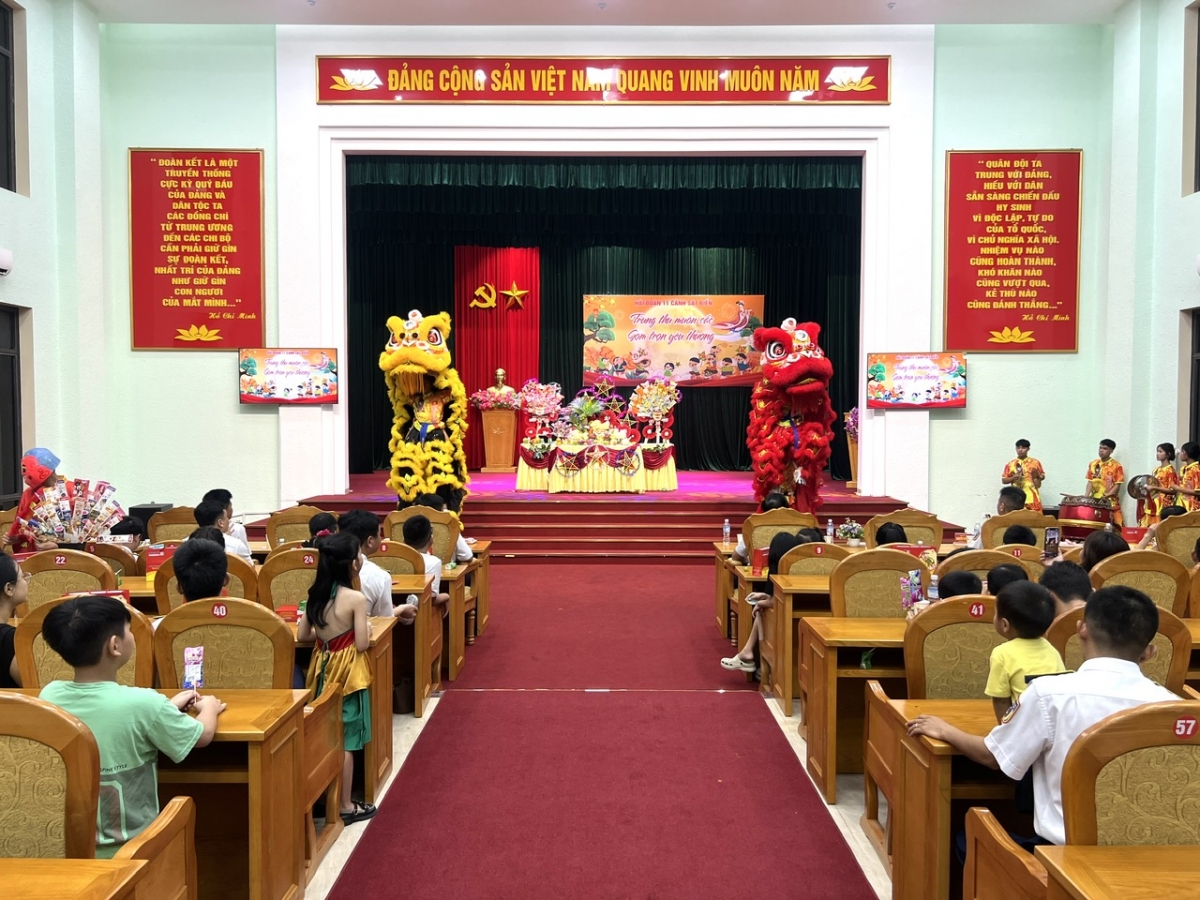 Tiết mục múa lân mở đầu "Đêm hội trăng rằm"