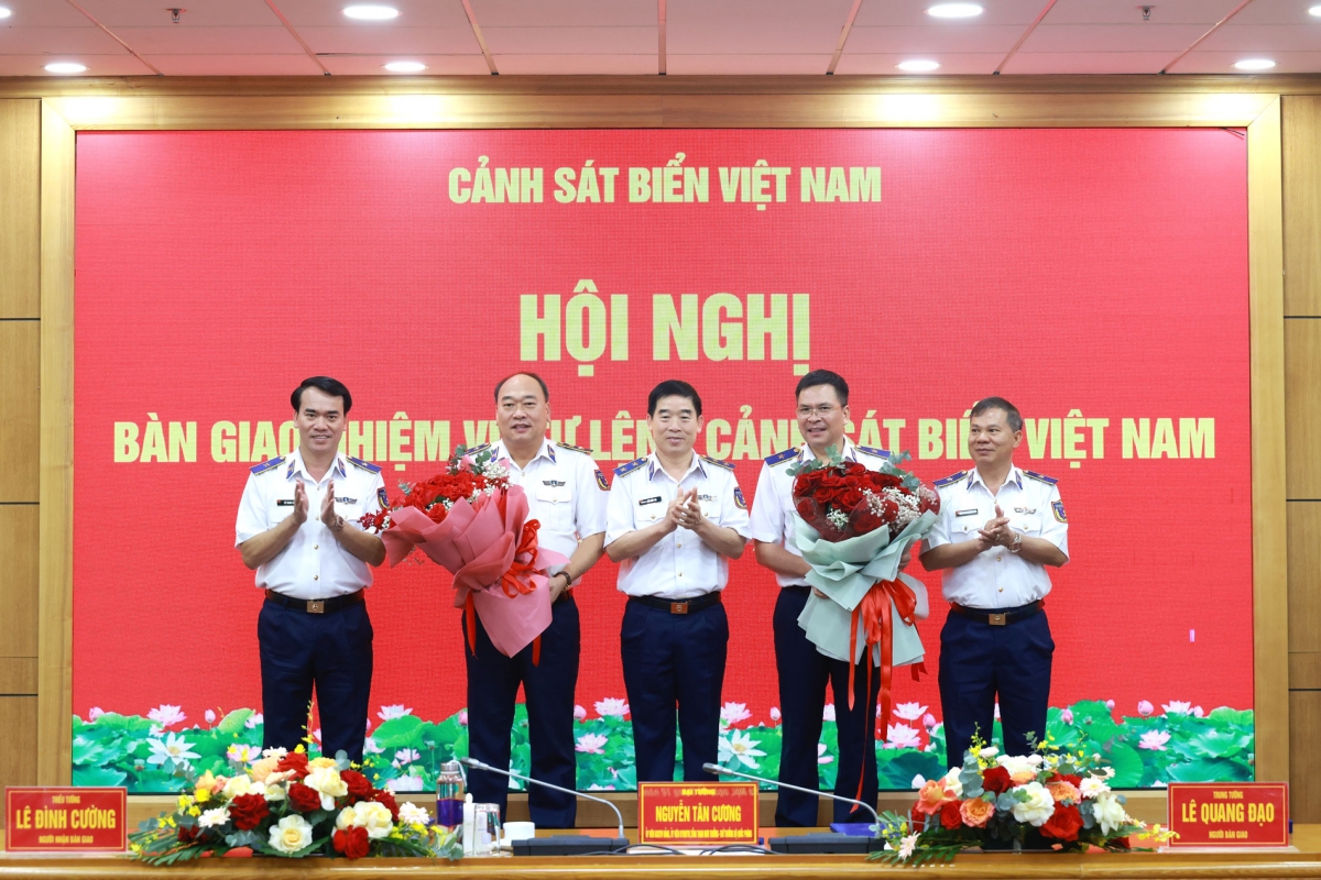 Các đồng chí Thủ trưởng Bộ Tư lệnh Cảnh sát biển tặng hoa chúc mừng Trung tướng Lê Quang Đạo và Thiếu tướng Lê Đình Cường.