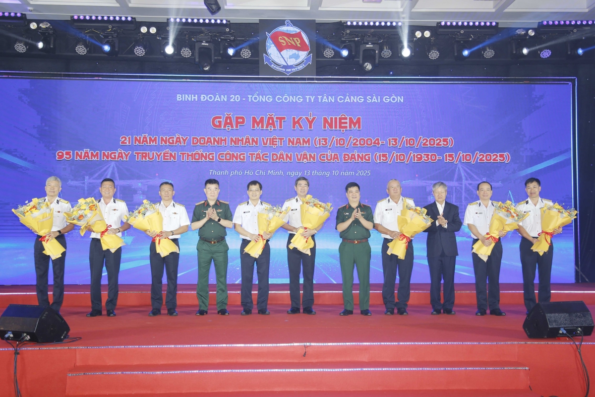 Thủ trưởng Cục Chính sách - Xã hội, Cục Dân vận tặng hoa chúc mừng lãnh đạo Binh đoàn 20