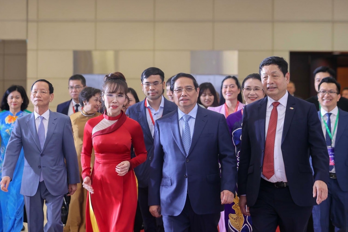 Thủ tướng Phạm Minh Chính và các doanh nhân dự chương trình Toàn cảnh kinh tế tư nhân, ngày 10/10/2025. (Ảnh: TTXVN)