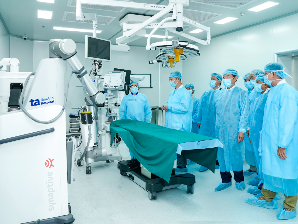 Lãnh đạo Sở Y tế và Bệnh viện Nhân dân 115 thăm quan phòng phẫu thuật robot thần kinh sọ não hiện đại của Bệnh viện Đa khoa Tâm Anh - nơi sắp tới đây sẽ hỗ trợ tiếp nhận và điều trị cho các bệnh nhân nhập viện từ cả 2 bệnh viện theo quy trình đơn giản, kịp thời giúp gia tăng cơ hội được cứu sống và chất lượng sống cho người bệnh.