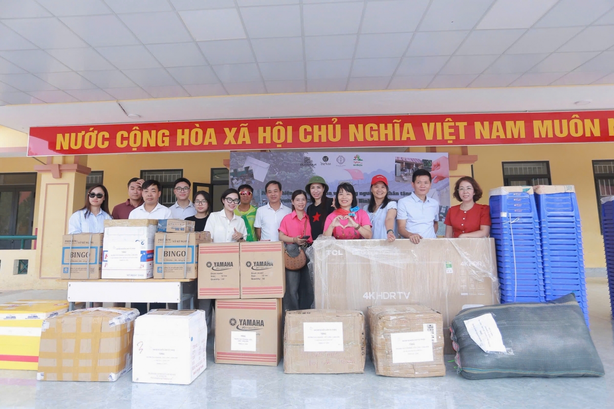 Đoàn thiện nguyện beAnn tặng cho trường THCS Yên Bình, Lạng Sơn nhiều đồ dùng cần thiết như bàn ghế, sách vở, tivi, máy tính mới, phần nào giúp nhà trường ổn định việc dạy và học