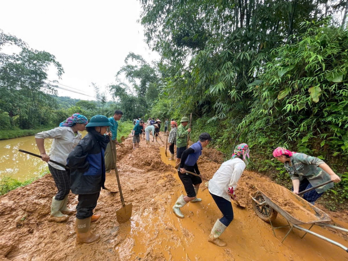 Bà con xã Khánh Yên tập trung dọn dẹp đường sá sau lũ