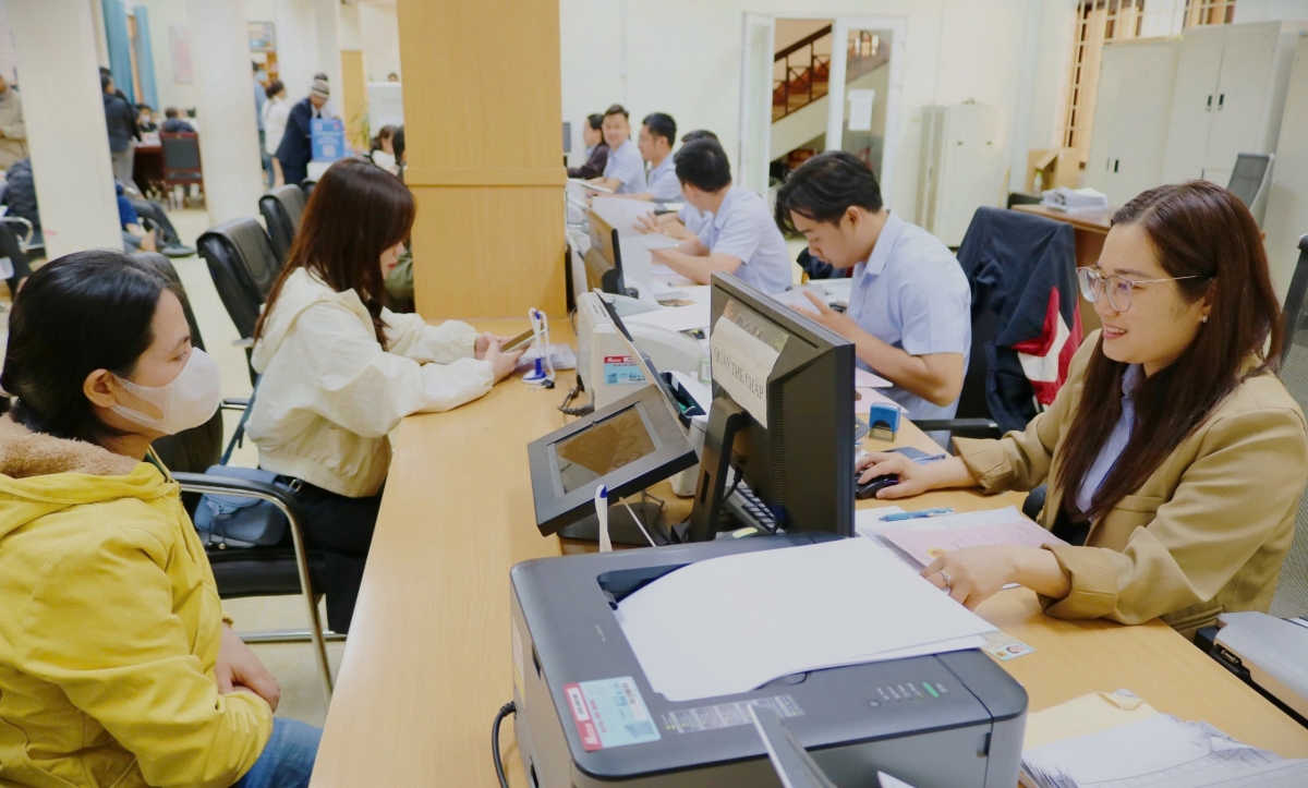 Các thủ tục hành chính ở xã, phường tỉnh Đắk Lắk đang dần chuyển qua thực hiện trực tuyến thay vì tới trụ sở.