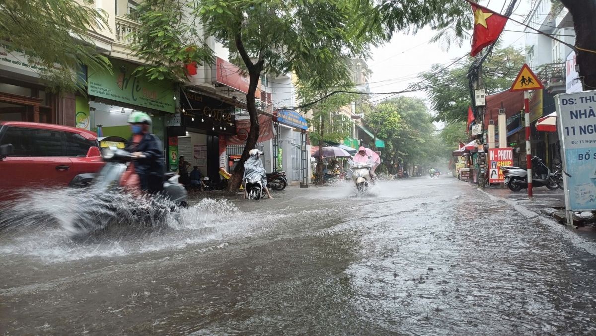 Cơn mưa lớn kéo dài từ đầu giờ sáng tại Hải Phòng, kết hợp nước triều dâng, khiến nhiều tuyến phố tại Hải Phòng ngập cục bộ.