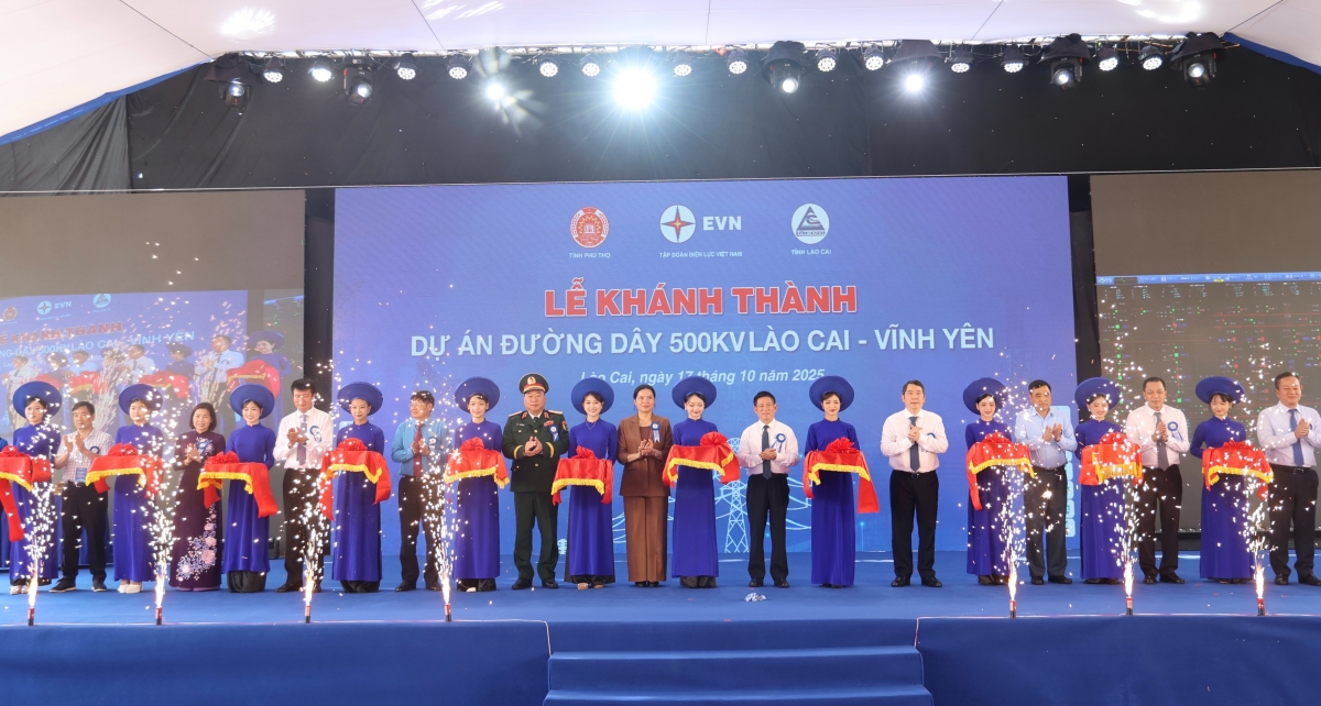 Cắt băng khánh thành công trình