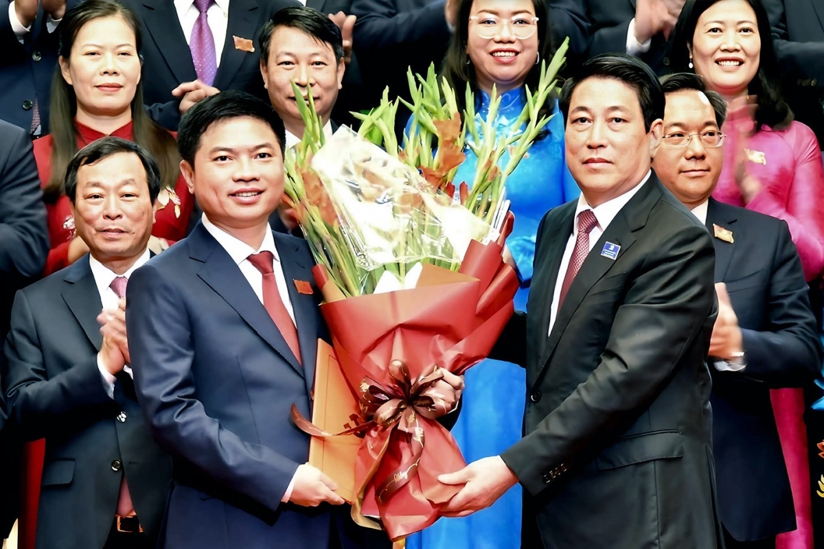 Chủ tịch nước Lương Cường trao quyết định, tặng hoa cho Bí thư Tỉnh ủy Phọ Trương Quốc Huy.
