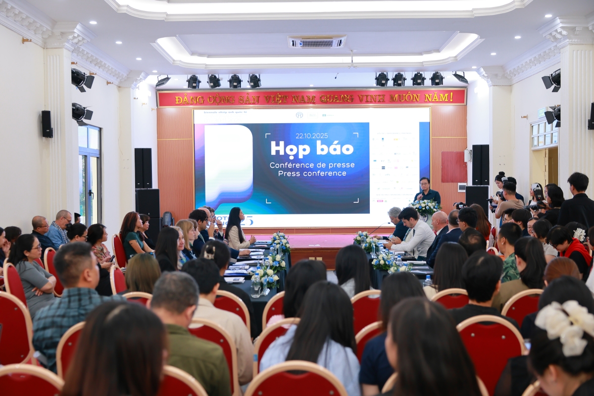 Họp báo có sự tham gia của nhiều nghệ sĩ, nhiếp ảnh gia. (Ảnh: Viện Pháp tại Việt Nam)