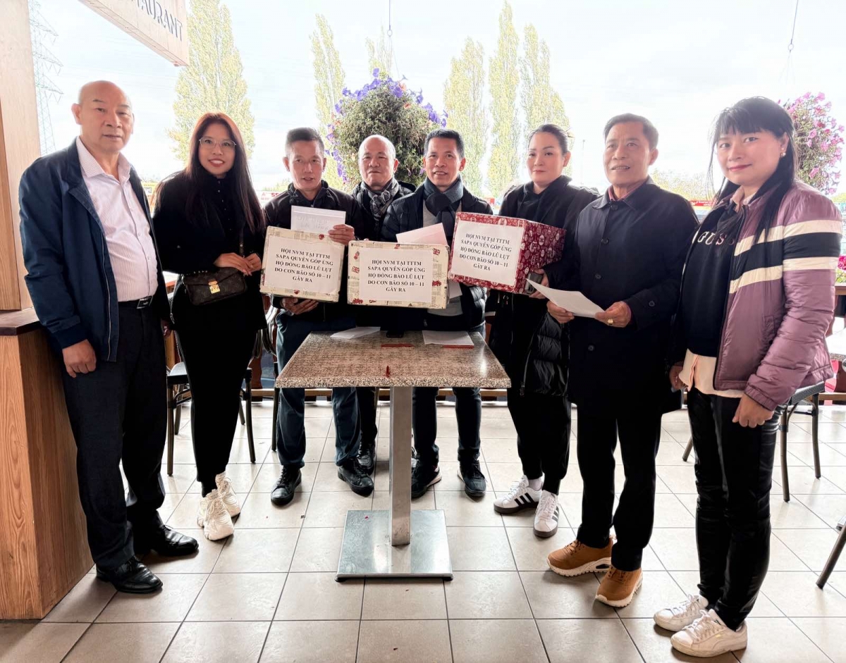 Hội Người Việt Nam tại TTTM Sapa ủng hộ đồng bào bị ảnh hưởng lũ lụt