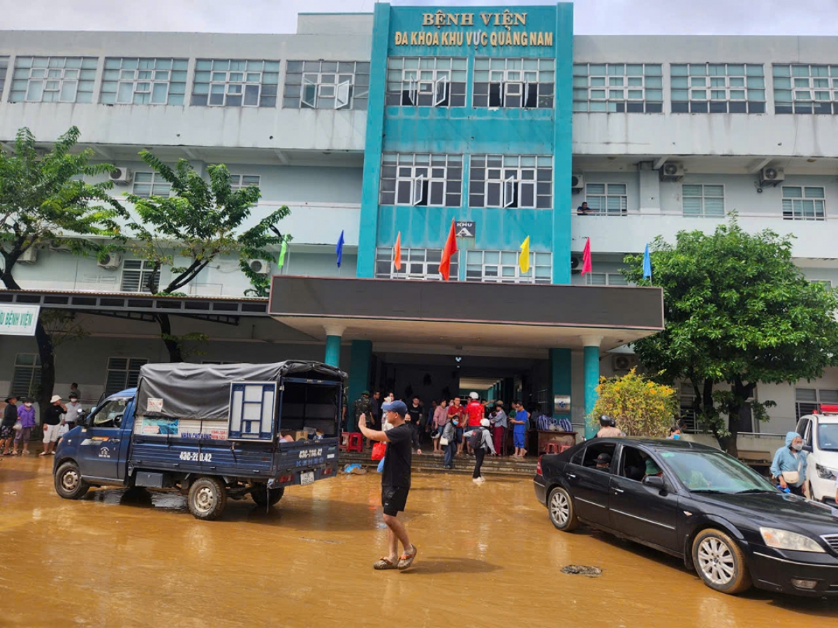 Nước lũ rút để lại lớp bùn non dày đặc trong bệnh viện