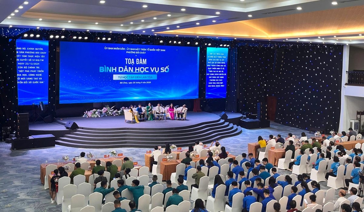 Phường Bãi Cháy đã tổ chức 30 lớp tập huấn và các chương trình trong cao điểm 30 ngày đêm "Bình dân học vụ số"