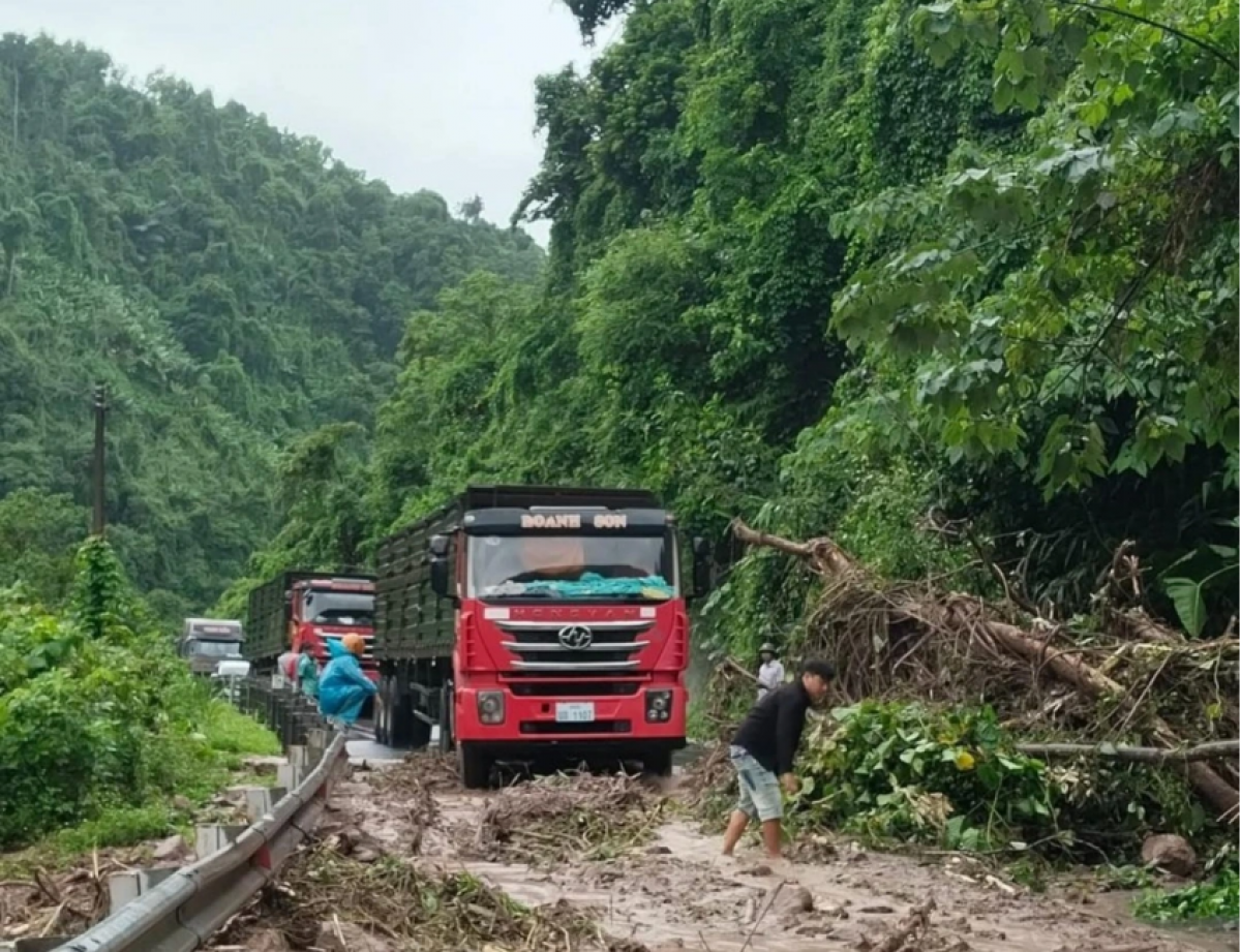 Sạt lở trên đường Hồ Chí Minh nhánh Tây