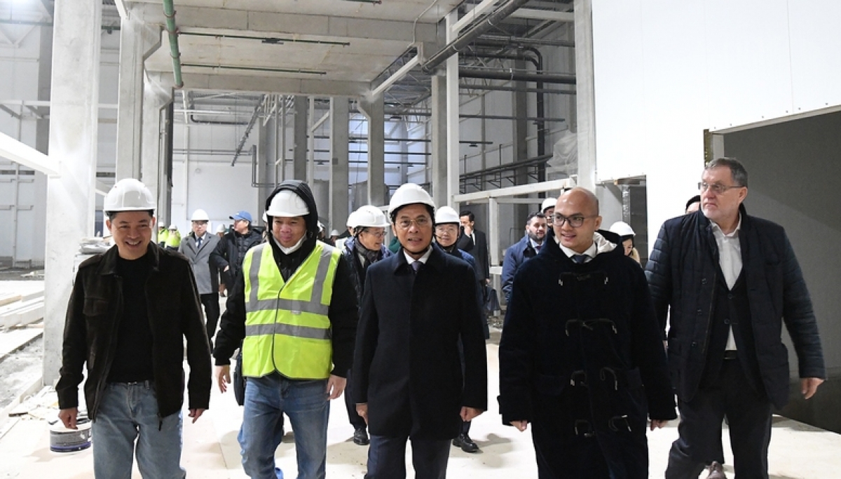 Phó Thủ tướng Bùi Thanh Sơn thăm và làm việc với cán bộ, công nhân viên Nhà máy chế biến sữa tươi sạch của Tập đoàn TH tại tỉnh Kaluga