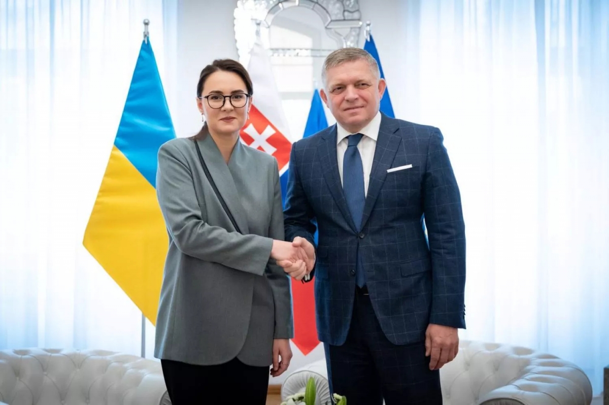 Thủ tướng Ukraine Yulia Svyrydenko (bên trái) và Thủ tướng Slovakia Robert Fico (bên phải) (Ảnh-nikvesti.com)