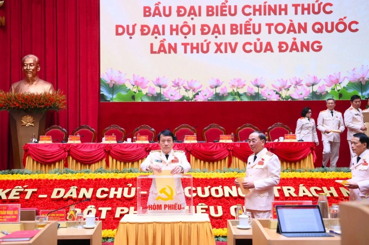 Bộ trưởng Lương Tam Quang cùng các đại biểu bầu đại biểu dự Đại hội đại biểu toàn quốc lần thứ XIV của Đảng (Ảnh: Bộ Công an).