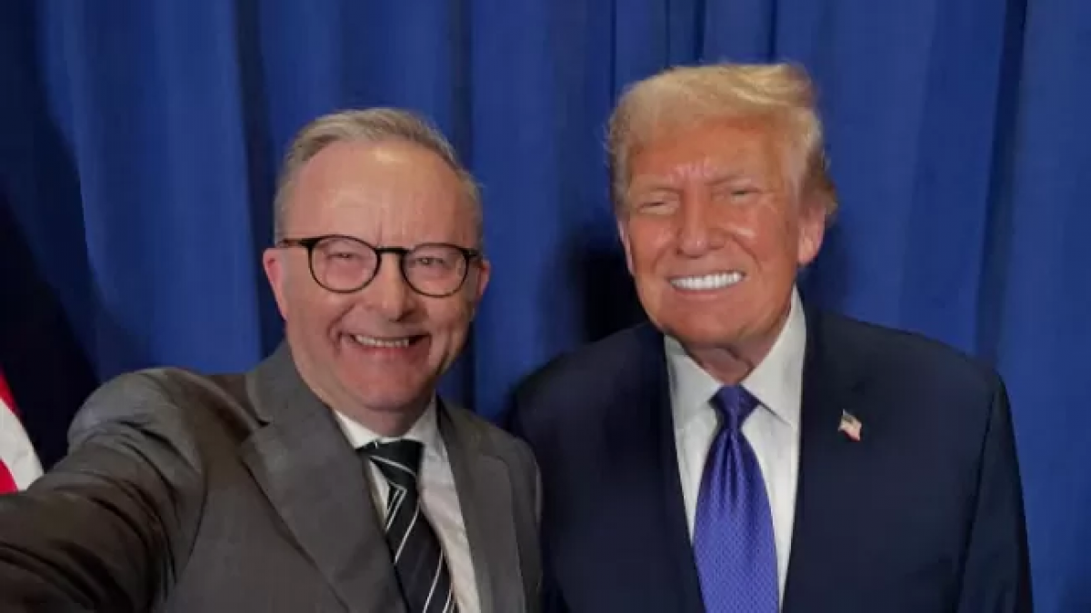 Bức ảnh chụp chung của Thủ tướng Australia Anthony Albanese và Tổng thống Mỹ Donald Trump tại một buổi tiệc chiêu đãi của Liên hợp quốc vào tháng 9/2025. (Nguồn: ABC)