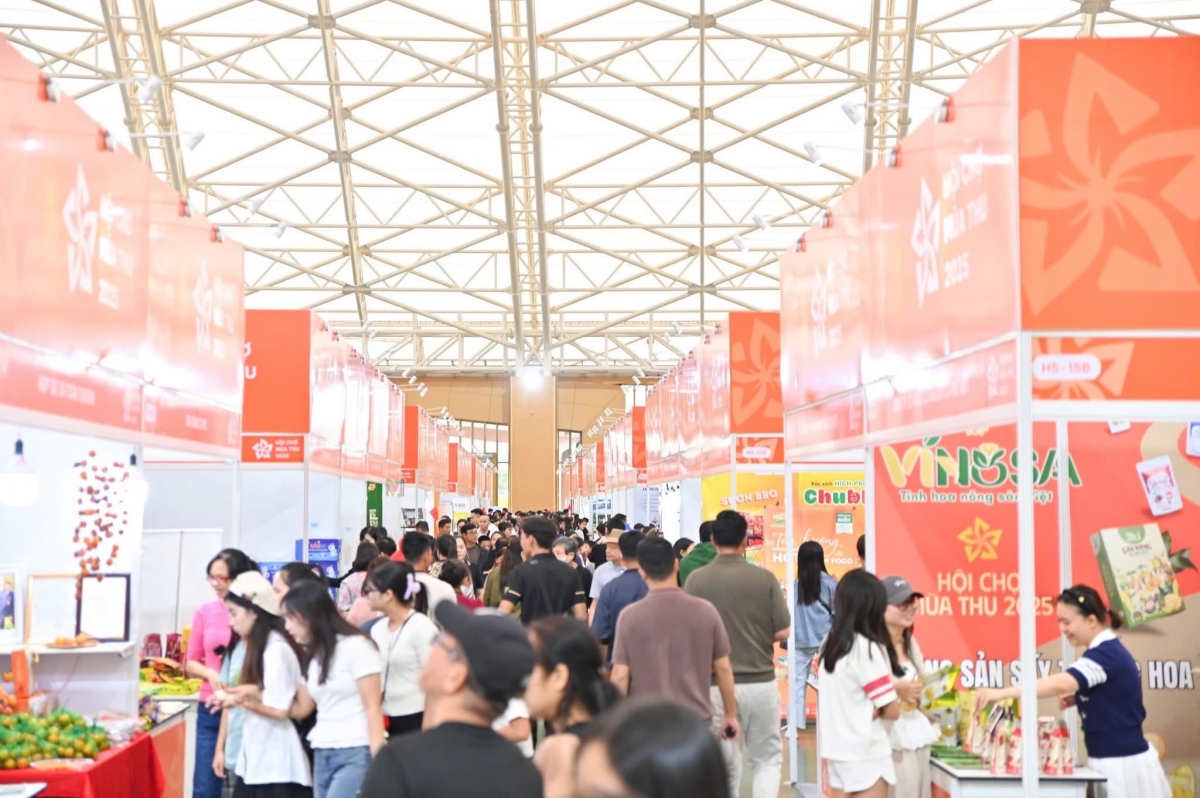 Người tiêu dùng hào hứng mua sắm tại Hội chợ Mùa Thu lần thứ nhất - năm 2025