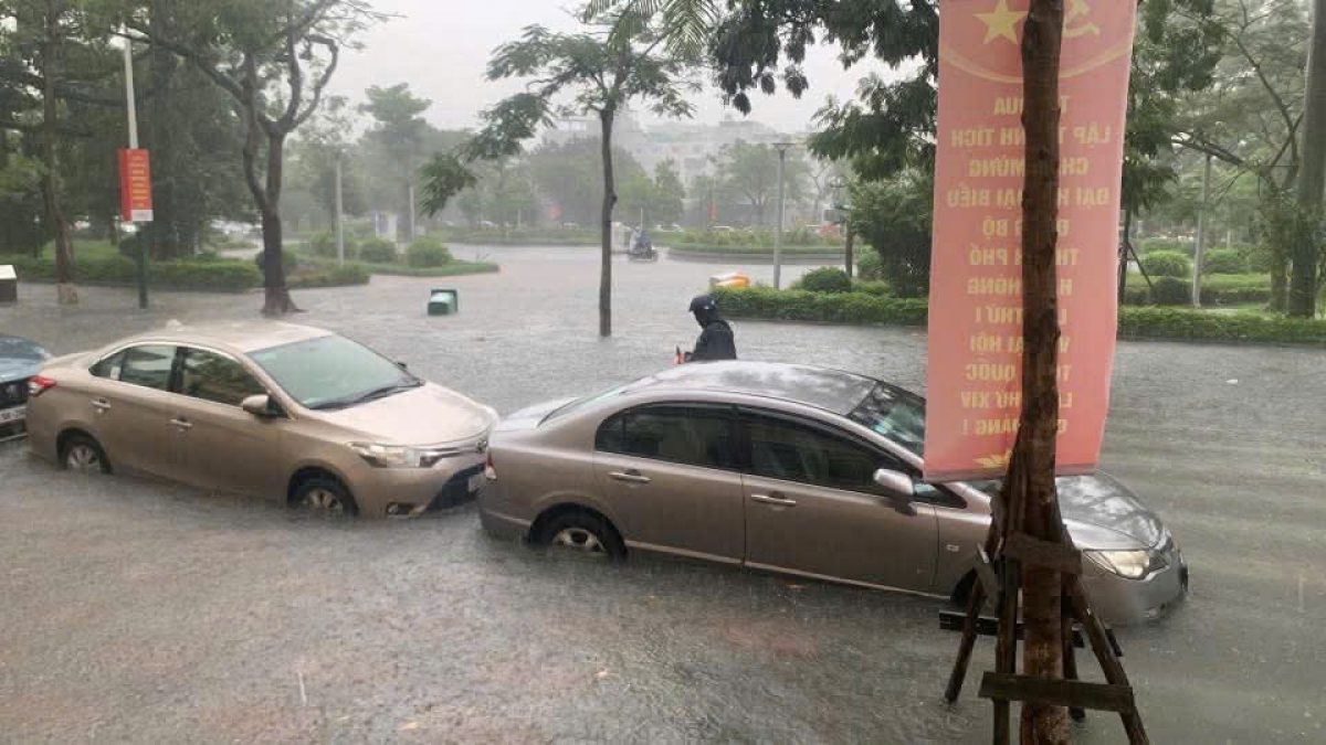 Hàng loạt tuyến phố tại khu vực trung tâm thành phố Hải Phòng ngập sâu, như: Hạ Lý, Hùng Vương, Bạch Đằng, Lê Đại Hành, Minh Khai, khu vực Bưu điện thành phố, phố Mê Linh, Cát Cụt, Cầu Đất…