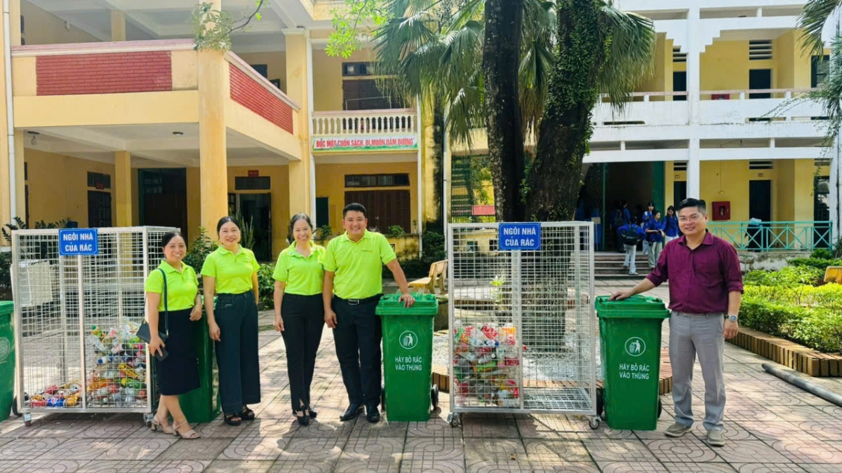 Ông Nguyễn Tuấn Khởi, Chủ tịch Foodbank Việt Nam cùng các thành viên giúp các em học sinh hiểu hơn về ý nghĩa của sống xanh