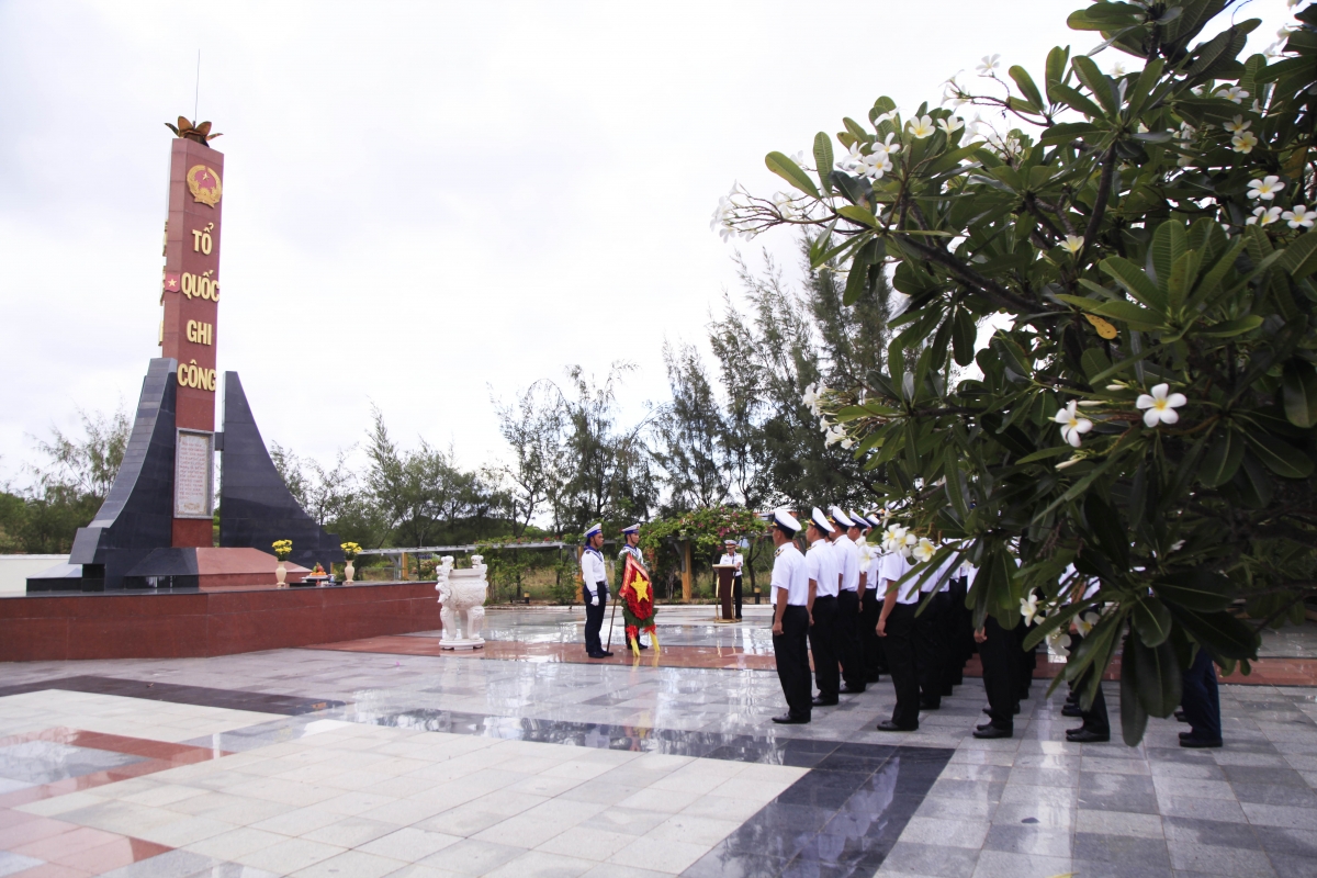 Cán bộ, đoàn viên thanh niên thành kính dâng hương, hoa Đài tưởng niệm liệt sĩ tù Chính trị Cam Ranh.