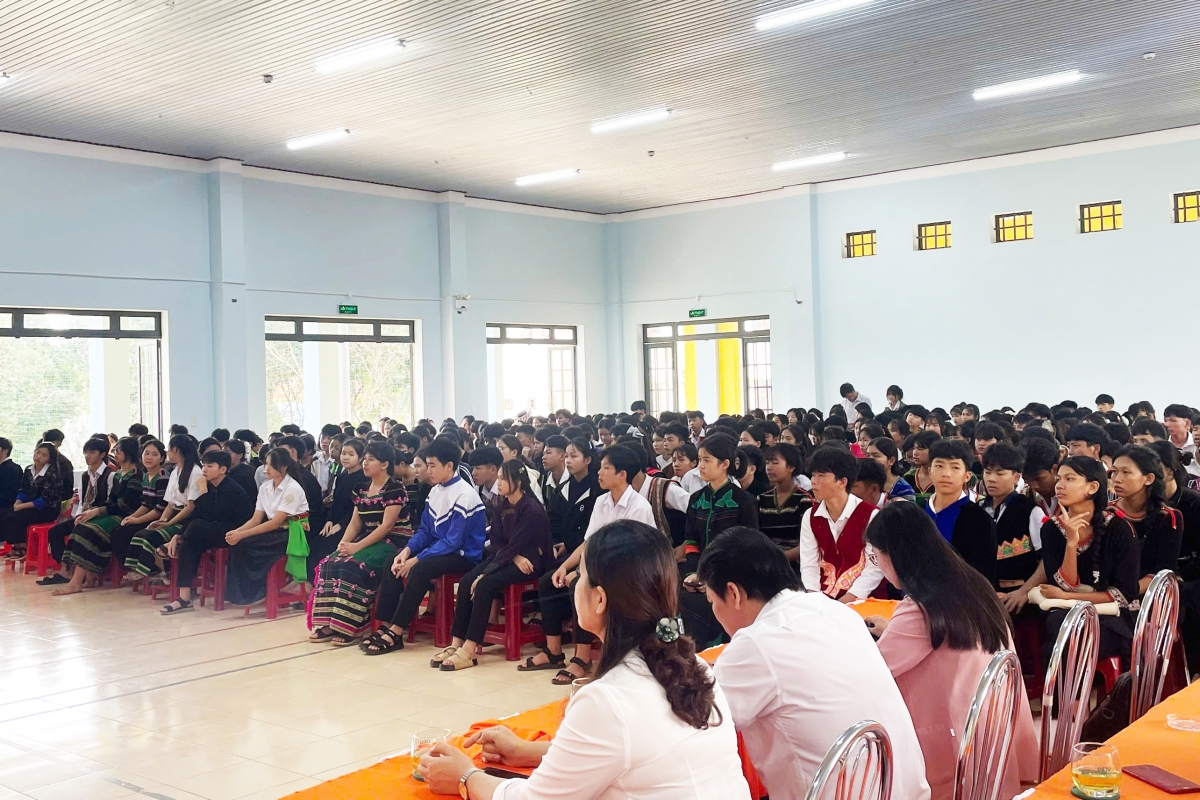 Quang cảnh buổi tuyên truyền tại Trường phổ thông trung học dân tộc nội trú N’Trang Long