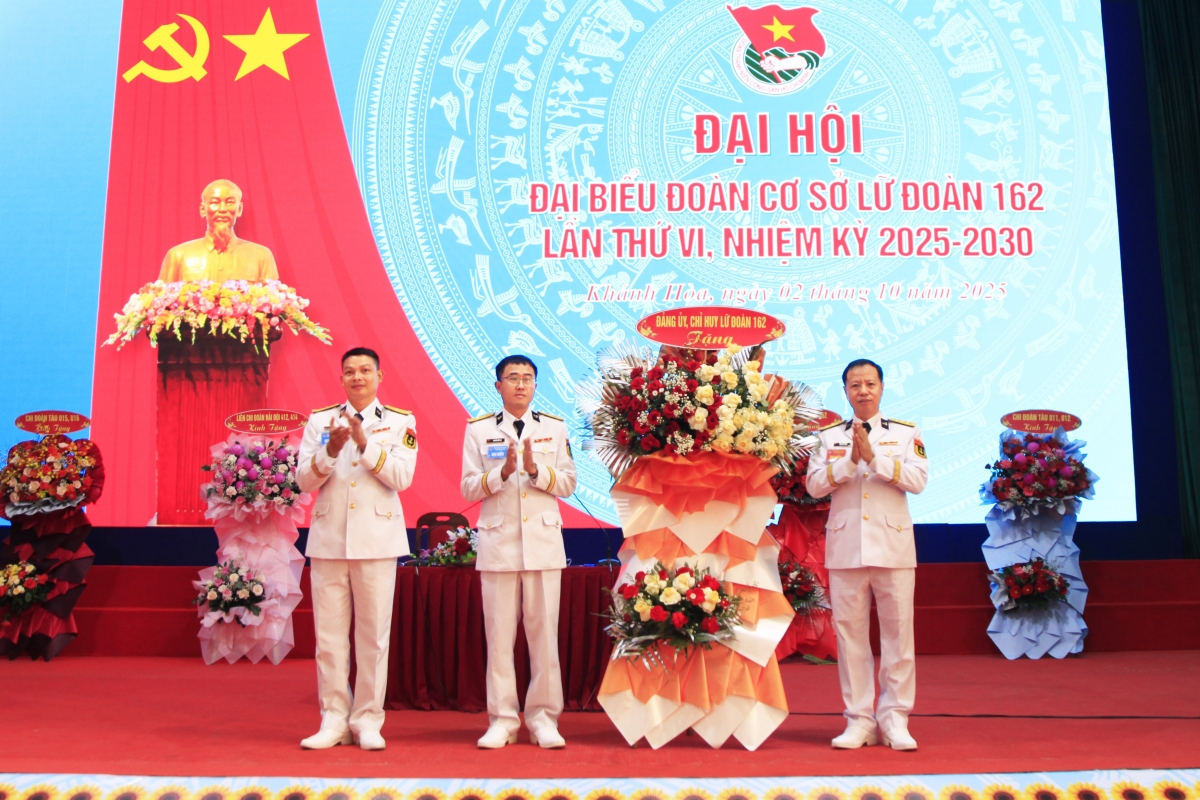 Đảng uỷ, chỉ huy Lữ đoàn tặng hoa chúc mừng.