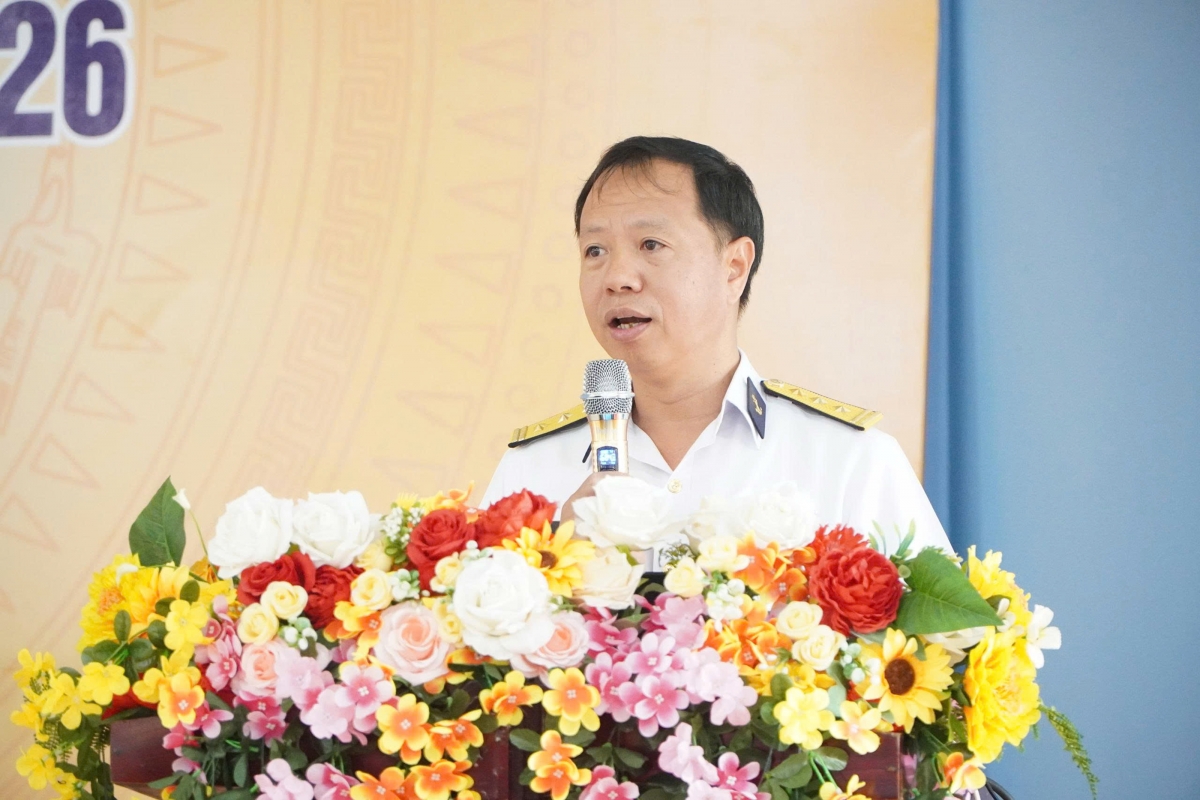 Báo cáo viên, Thượng tá Vũ Viết Bằng thực hiện nội dung tuyên truyền cho cán bộ, đảng viên, người có uy tín, chức sắc tôn giáo xã Nhân Cơ