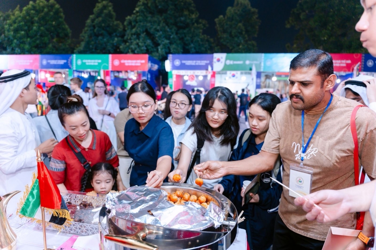 Du khách đến trải nghiệm tại gian trưng bày của ĐSQ UAE