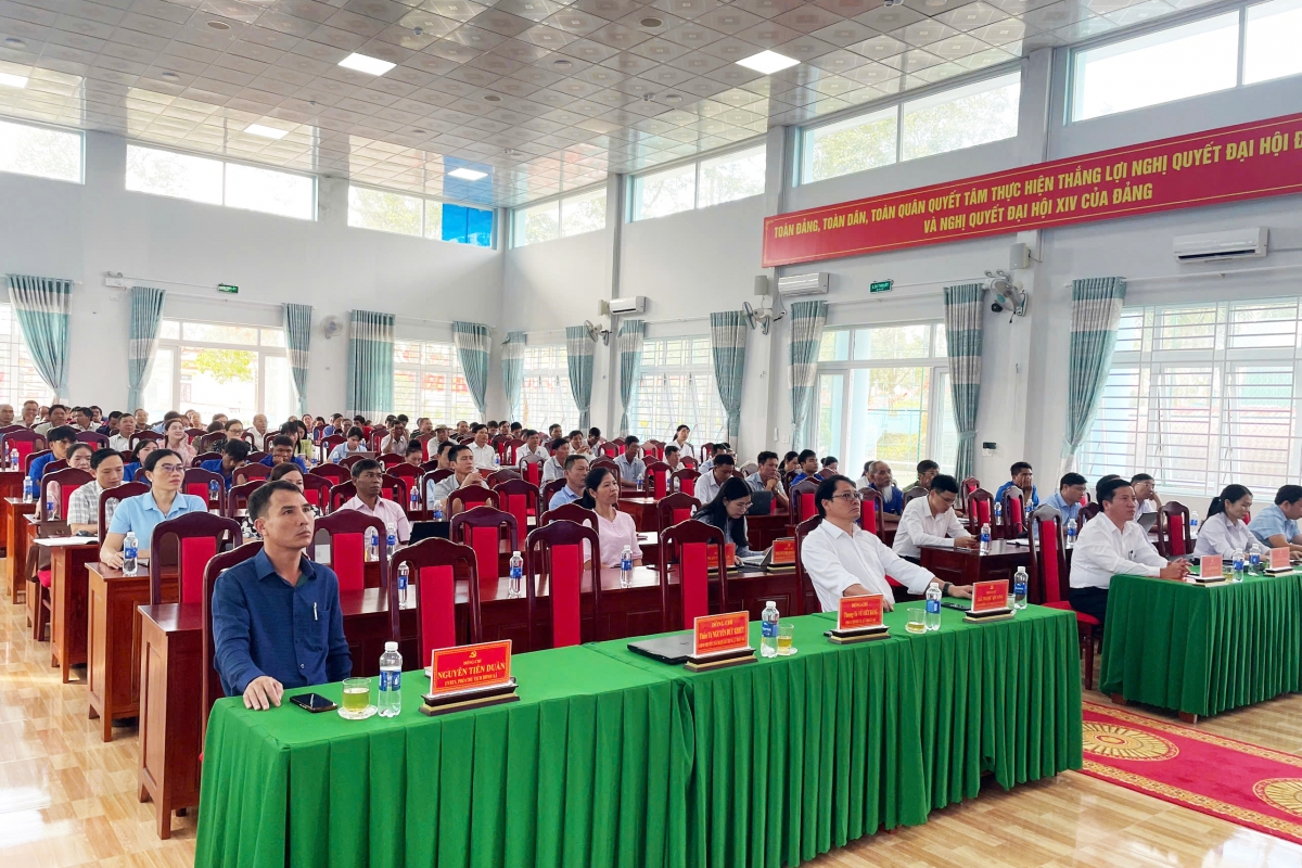 Cán bộ, đảng viên, người có uy tín, chức sắc tôn giáo xã Quảng Khê tập trung lắng nghe nội dung được tuyên truyền
