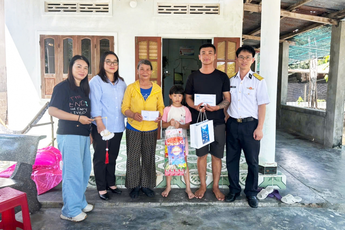 Tặng quà Tết Trung thu cháu Tống Ngọc Phương Nghi, con ngư dân được Lữ đoàn 146 nhận đỡ đầu.