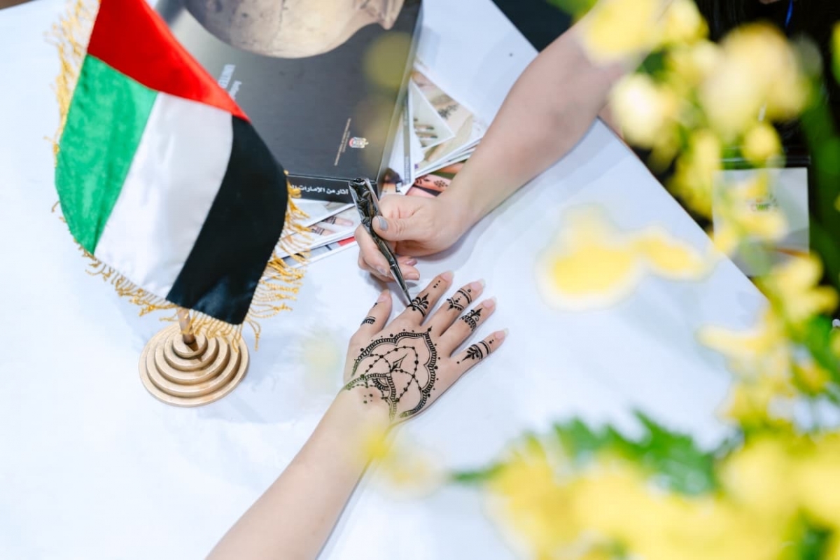 Du khách thích thú khi được trải nghiệm nét văn hóa UAE
