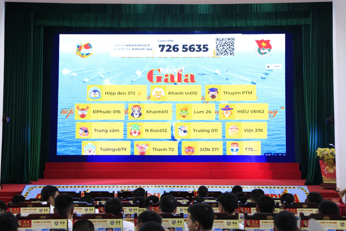 Tuổi trẻ Lữ đoàn hăng hái truy cập ứng dụng Kahoot.IT sẵn sàng thi tìm hiểu truyền thống.
 
