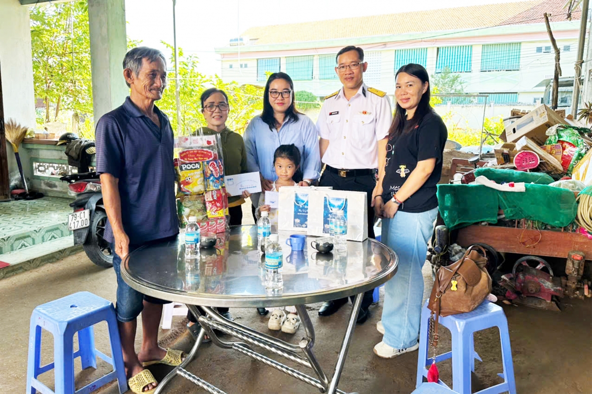 Cháu  Quách Bảo Yến, con ngư dân được Lữ đoàn 146 nhận đỡ đầu đón nhận quà Tết Trung thu của đoàn công tác.