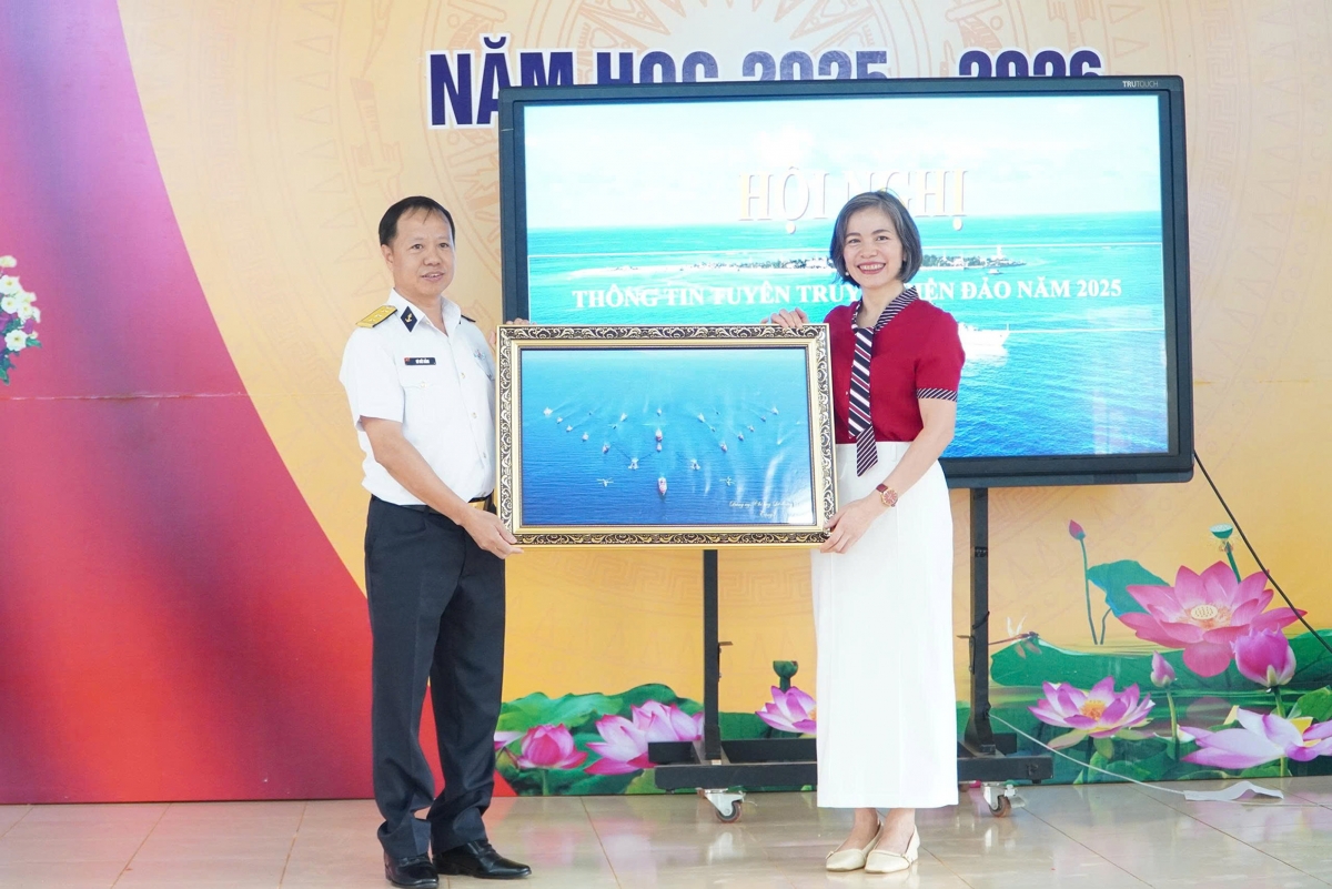 Đoàn công tác tặng địa phương ảnh đội hình tàu duyệt binh trên biển A80