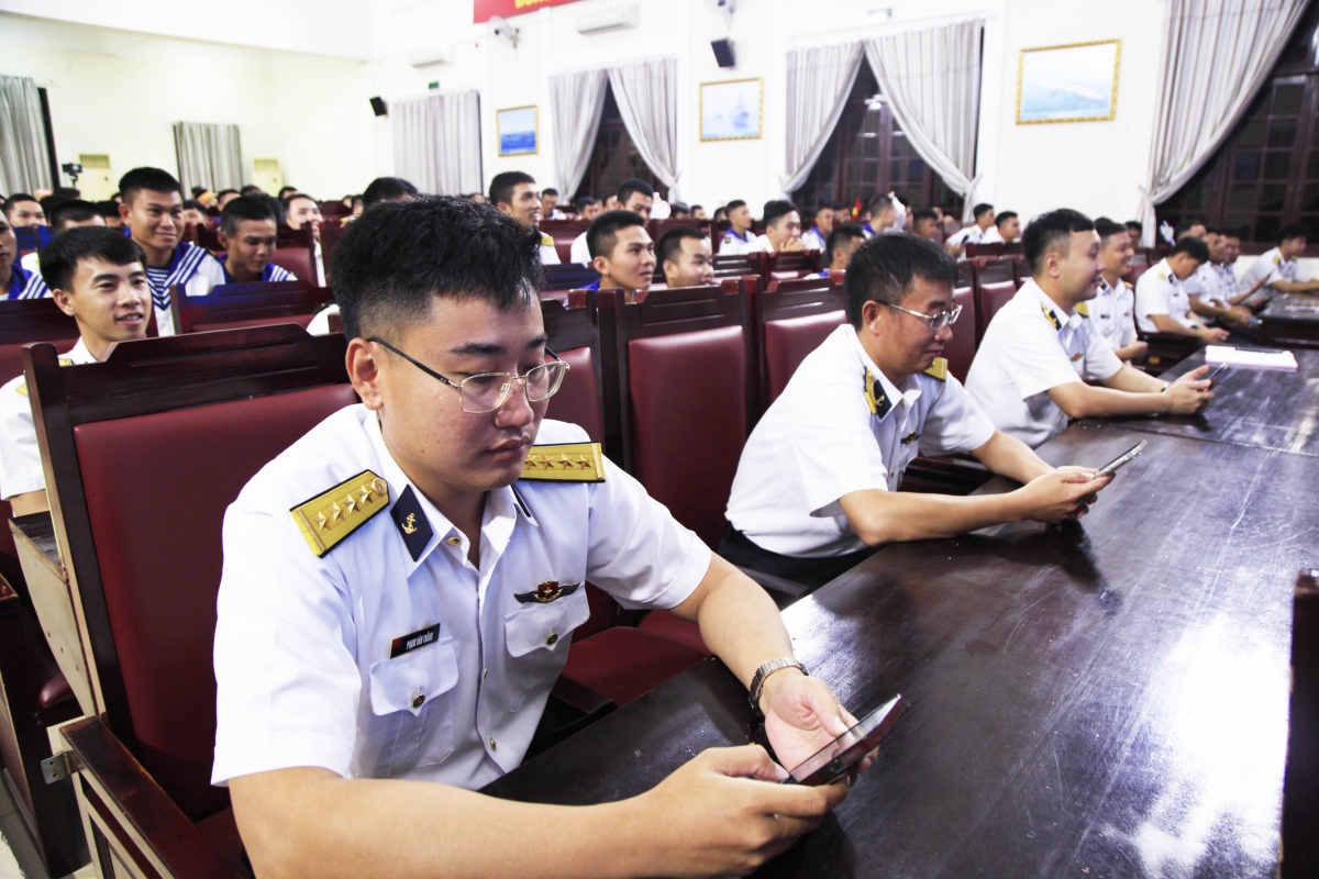 Đoàn viên thanh niên tự tin chọn đáp án đúng phần thi tìm hiểu.
 