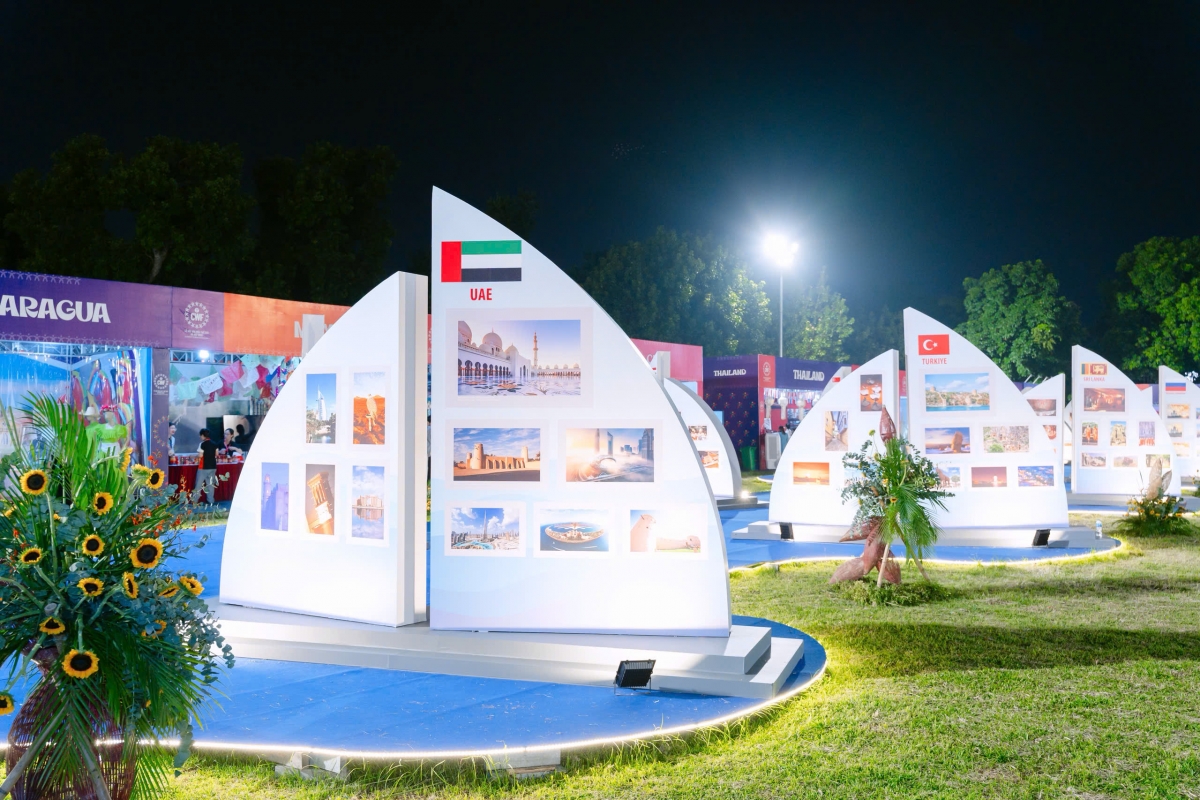 Những hình ảnh đất nước, con người và văn hóa UAE được giới thiệu
ở khu vực Con đường Văn hóa
