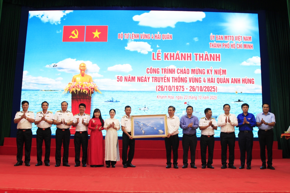 Chuẩn Đô đốc Nguyễn Anh Tuấn tặng đoàn công tác ảnh đội hình tàu duyệt binh trên biển A80.