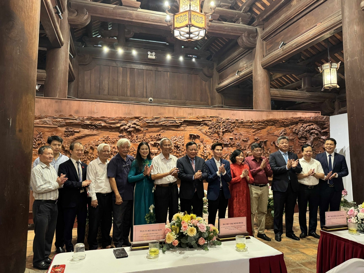 Lãnh đạo thành phố Hà Nội, các đại biểu tham dự cùng nghệ nhân Bùi Trọng Lăng bên cạnh tác phẩm "Vinh quy bái tổ"