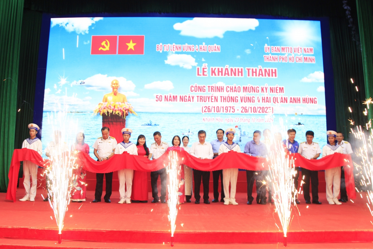 Cắt băng khánh thành các công trình chào mừng 50 năm ngày truyền thống