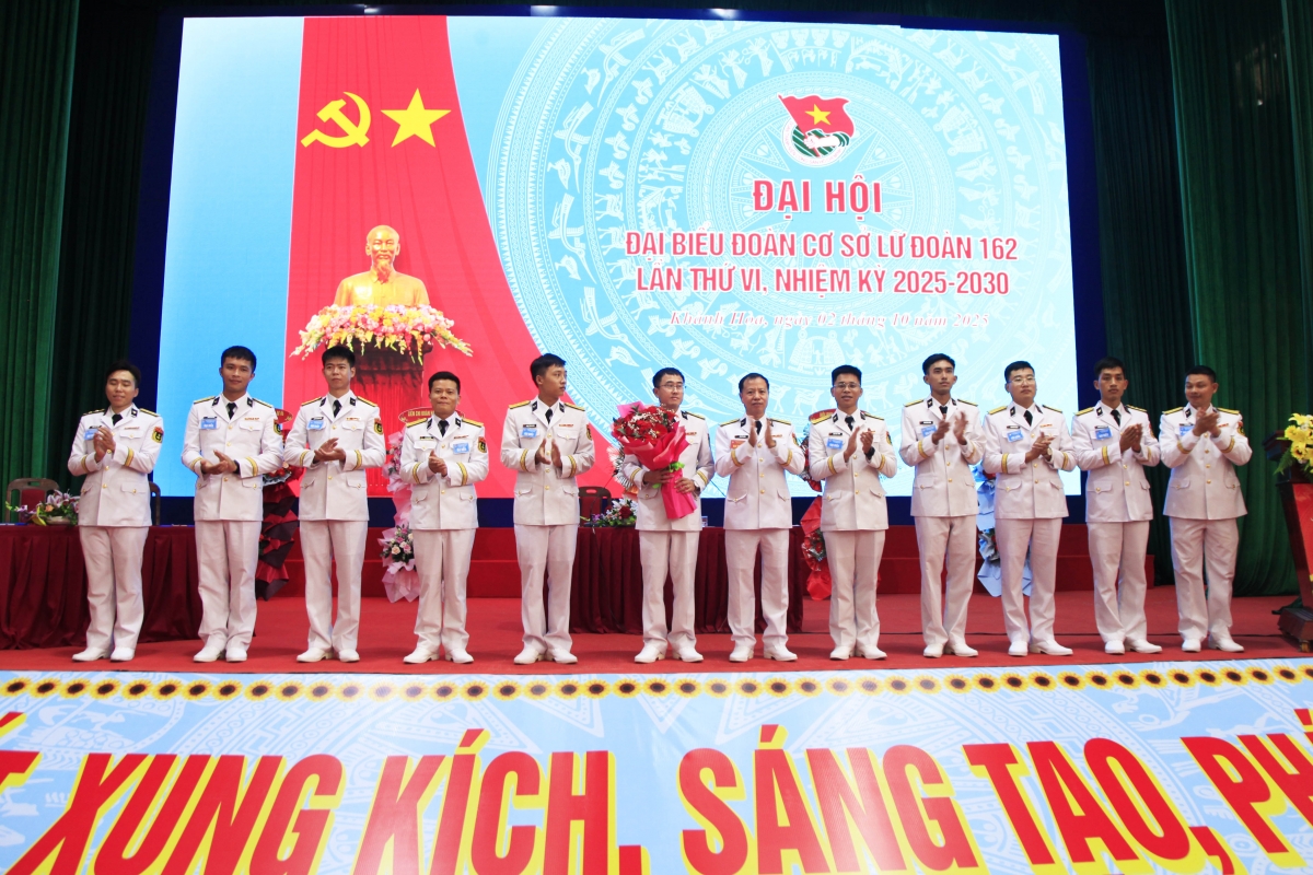 Ban chấp hành khoá mới ra mắt Đại hội.