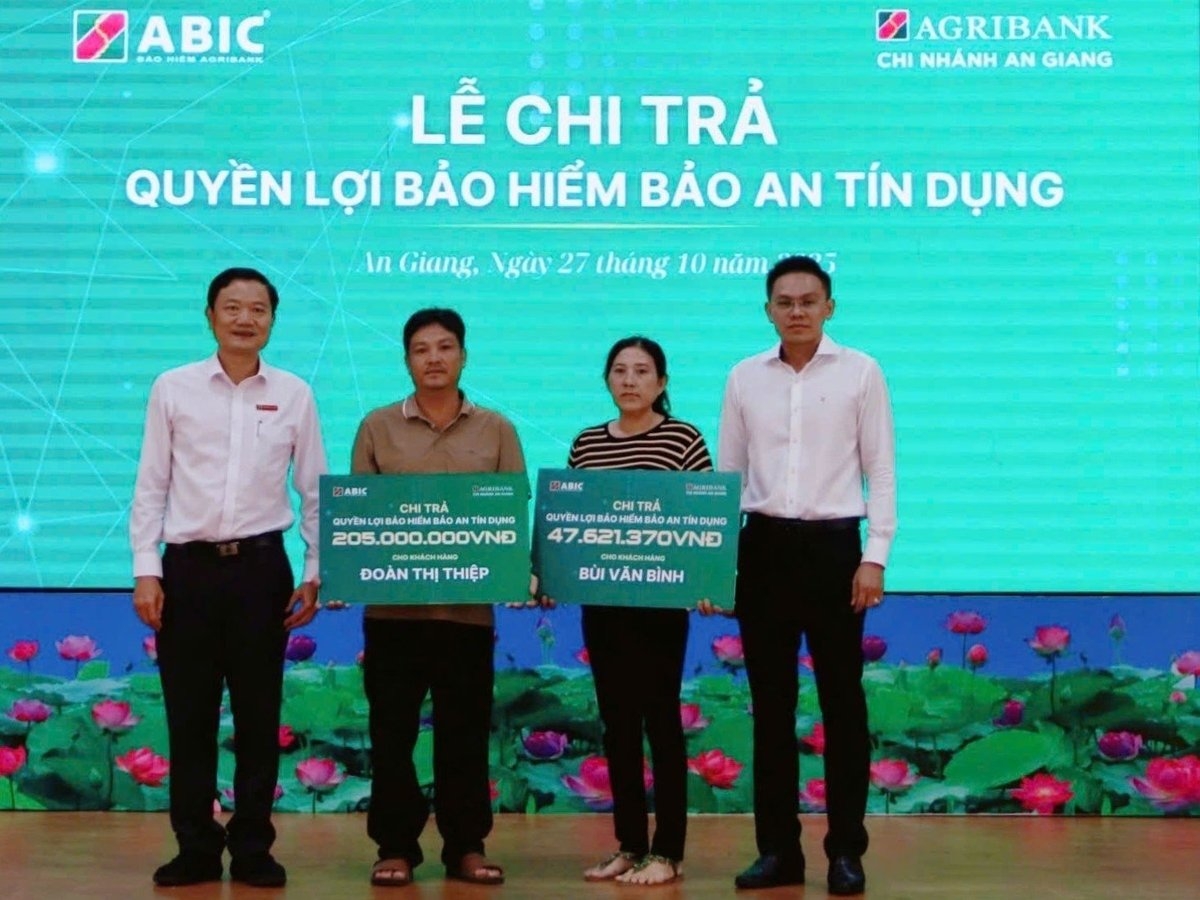 ABIC chi nhánh Kiên Giang chi trả quyền lợi bảo hiểm bảo an tín dụng cho 4 gia đình khách hàng gặp rủi ro, với tổng giá trị bồi thường gần 340 triệu đồng. Ảnh: Kim Anh.
