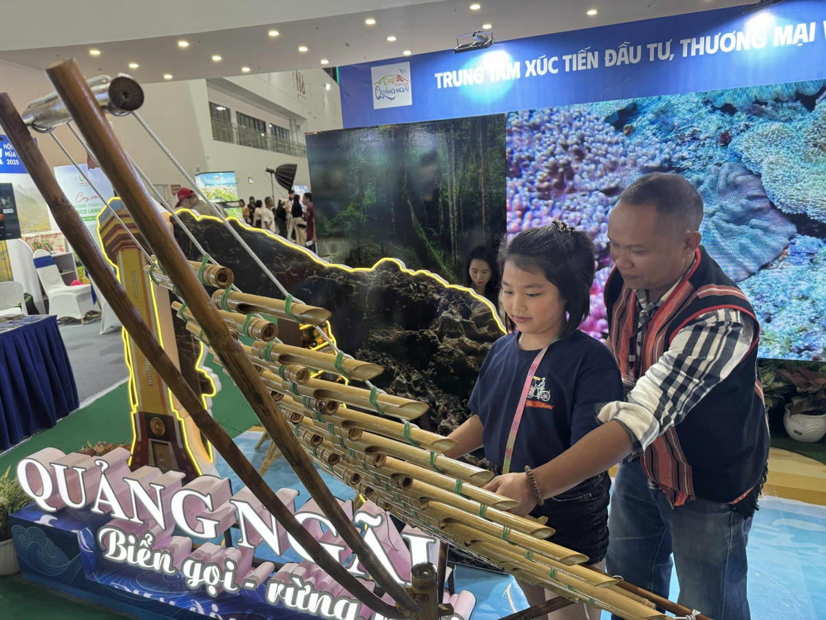 Nghệ nhân A Huyền trình diễn đàn đá tại gian trưng bày tỉnh Quảng Ngãi