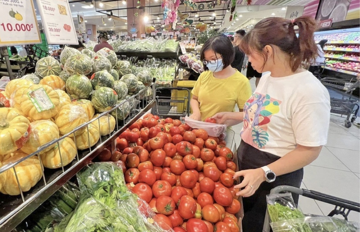 Lực lượng Quản lý thị trường giám sát, yêu cầu các đơn vị kinh doanh các mặt hàng thiết yếu, các mặt hàng vật liệu xây dựng, vật tư sửa chữa, máy phát điện, dụng cụ tích điện, tích nước cam kết cung ứng hàng hóa liên tục với giá bình ổn.