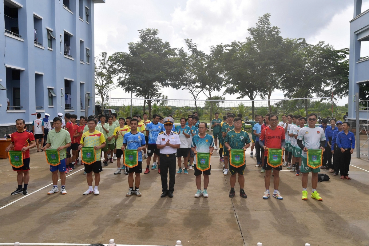 anh_1._dong_chi_thuong_ta_bui_duc_dong_trao_co_luu_niem_cho_cac_doi.jpg